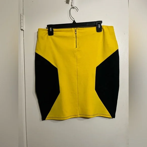 Spectacular Black and Yellow Mini Skirt - Picture 2 of 3